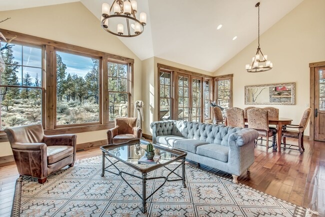 Building Photo - Rare Tumalo HORSE PROPERTY Retreat on 10 A...