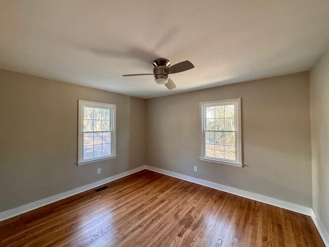 Building Photo - Renovated 3BR Near UNC Law School