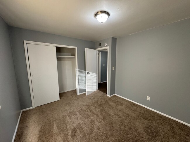 Building Photo - Warren Park 2 Bedroom Apartment w/Balcony