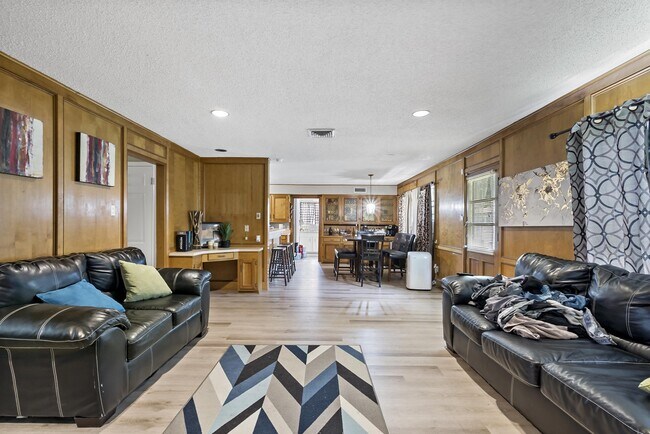 Building Photo - 2508 Memorial Dr