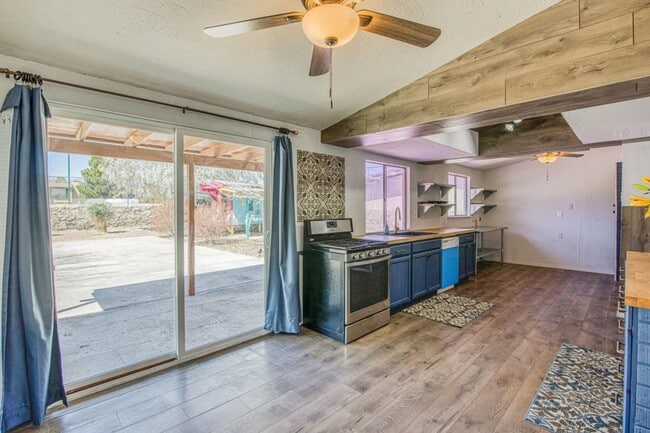 Building Photo - Come and check this 3 bed/2 baths house