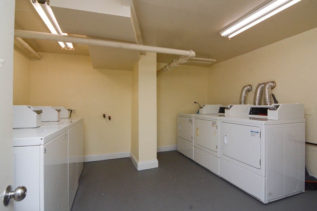 Building Photo - 3728 N Pine Grove Ave