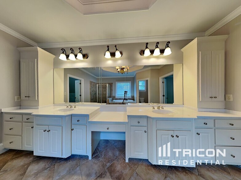 Building Photo - 5840 Cool Springs Dr