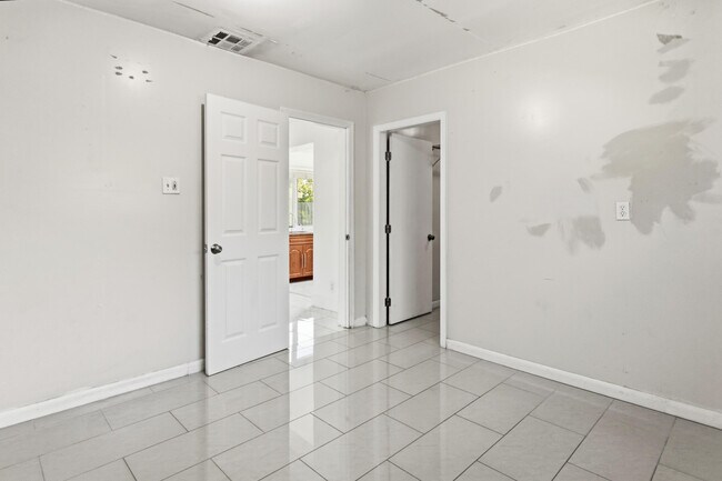 Building Photo - 2748 SW 46th Ct