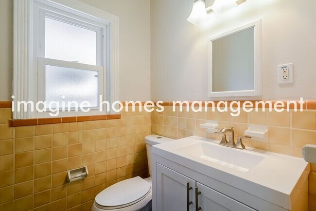 Building Photo - Lovely Updated Home in Shaftesbury Ave