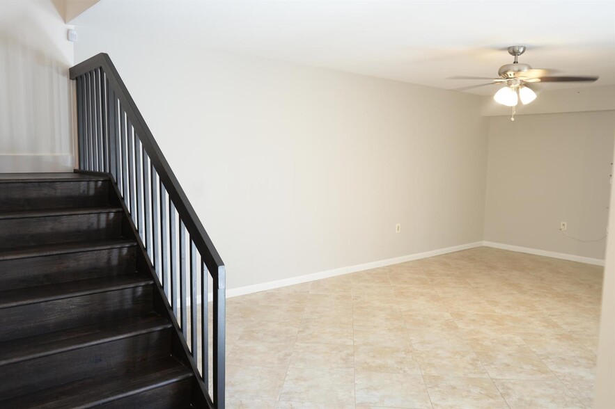 Building Photo - 627 Buttonwood Ln