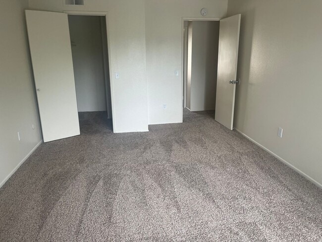 Building Photo - 3 bedroom 2 bathroom Condo in Riverside