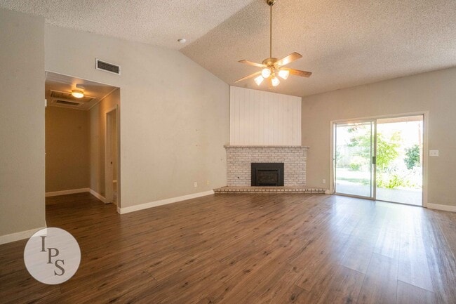 Building Photo - North Fresno Home, 3BR/2BA, Built 1991 – w...