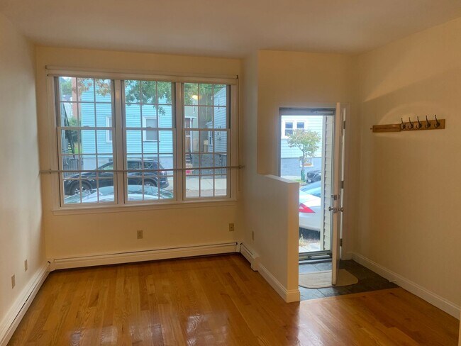 Building Photo - Great 1 Bed Home in East Cambridge + AC