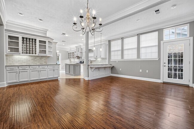 Building Photo - 10310 Chevy Chase Dr