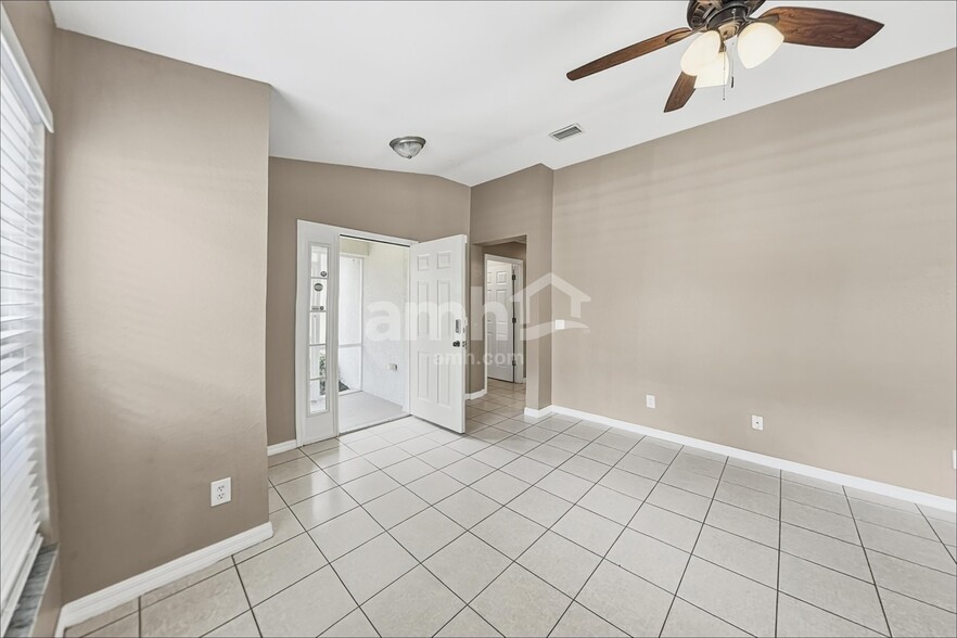 Building Photo - 11505 Crestlake Village Dr
