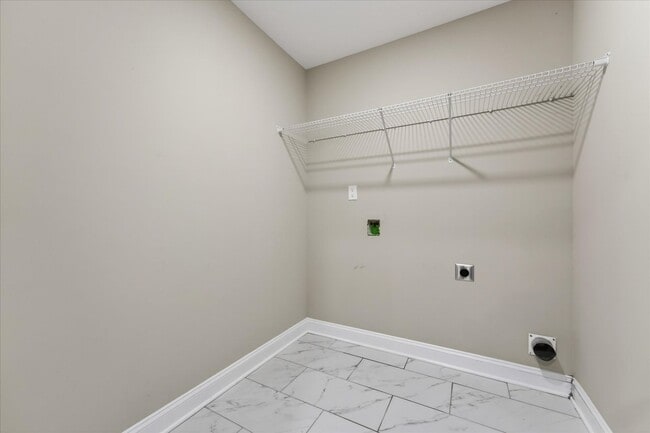 Building Photo - Pet Friendly Three Bedroom!