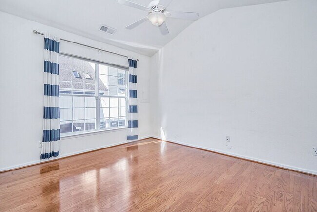 Building Photo - 985 Lambourne Ln