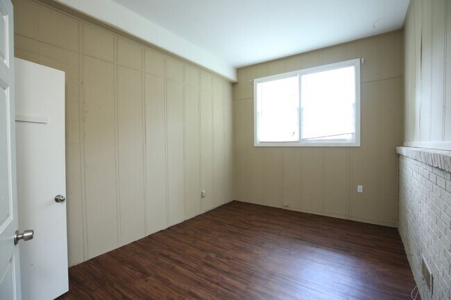 Building Photo - You’ll Love the Layout & Luxury Touches in...