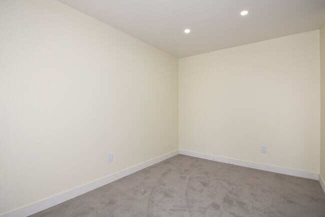 Building Photo - Charming 2nd Floor Unit In Gated Community!