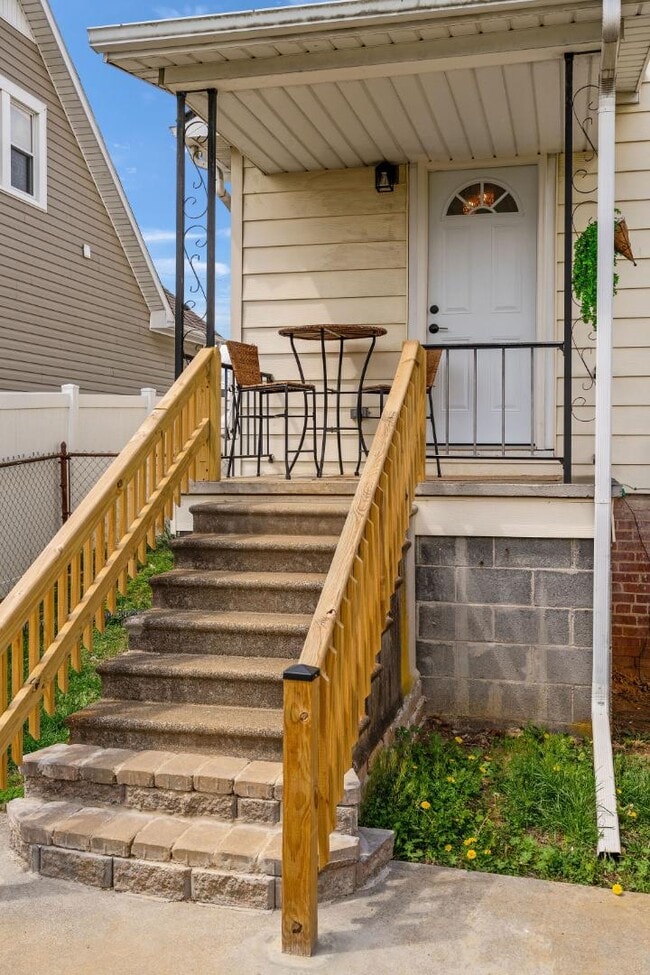 Building Photo - 142 E Park Dr