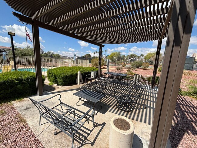 Building Photo - Stunning 2-Bed, 2-Bath High-Rise Residence...