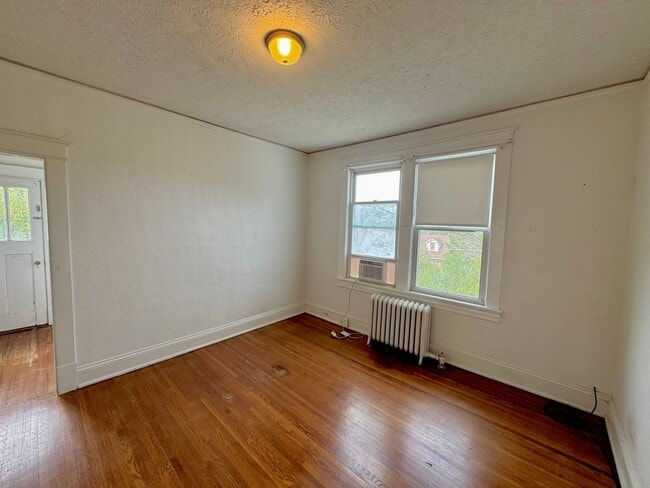 Building Photo - Charming Upstairs Apartment