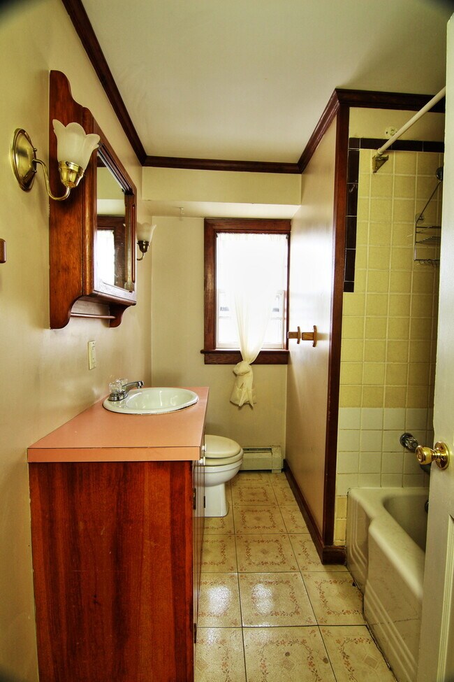 Building Photo - 2BD/1BA Twin!