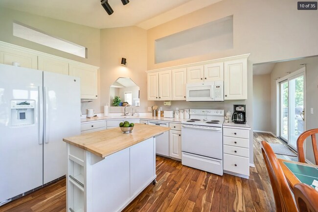 Building Photo - Desirable Clive Home with Easy Metro Access