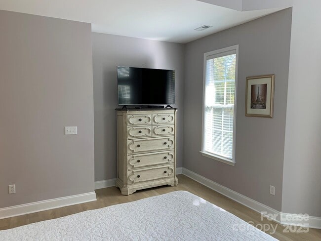 Building Photo - 9033 Rosalyn Glen Rd