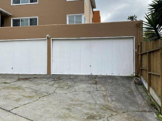 Building Photo - 2774 Madera Ave- 2407 LB/ 2029 L/ 2027 R