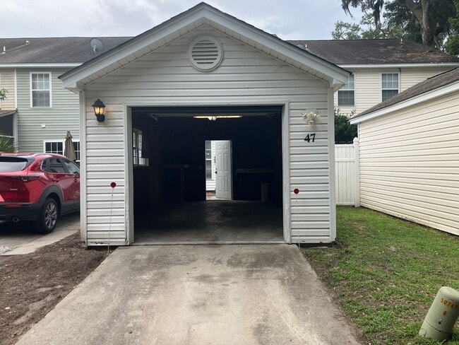 Building Photo - 3BR / 2.5BA @ Westbury Park