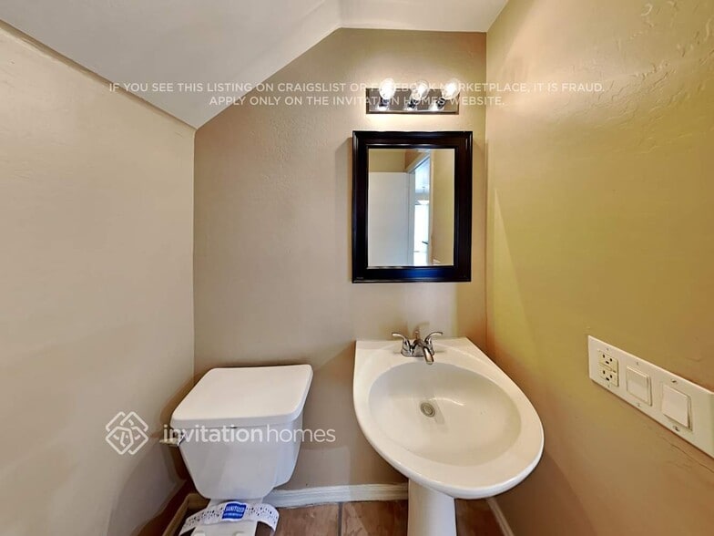 Building Photo - 147 S 111th Pl