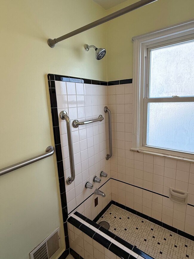 Building Photo - Move-In Ready 3 Bedroom, 2 Bathroom Home in Dearborn