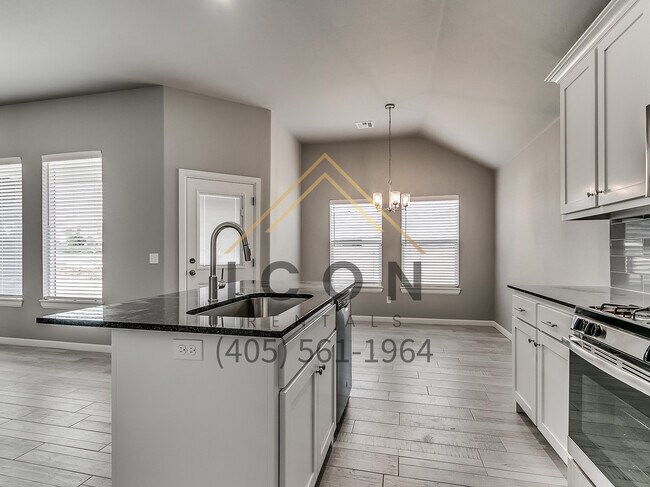 Building Photo - 4512 Oasis Ln