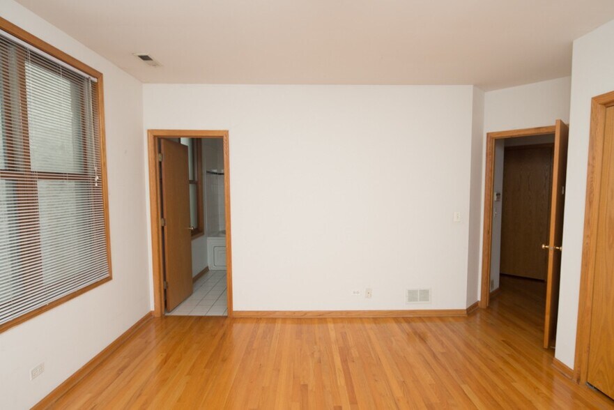 Building Photo - 2247 W Diversey Ave