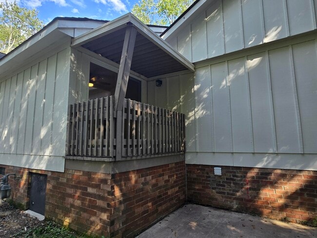 Building Photo - 469 Lawrence Dr