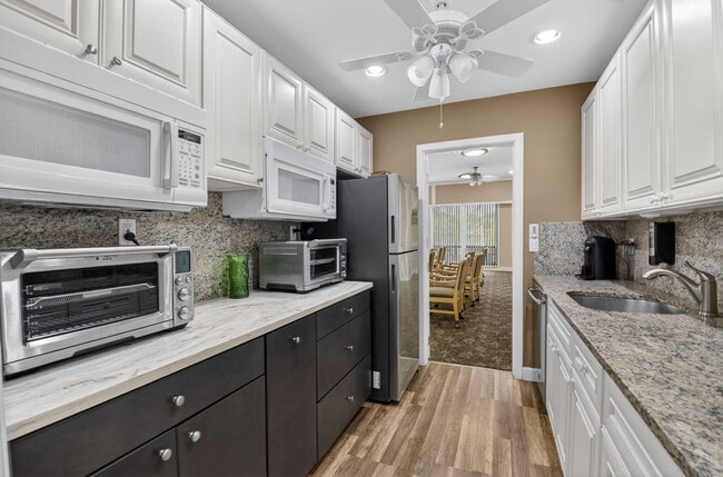 Building Photo - 9299 Vista Del Lago