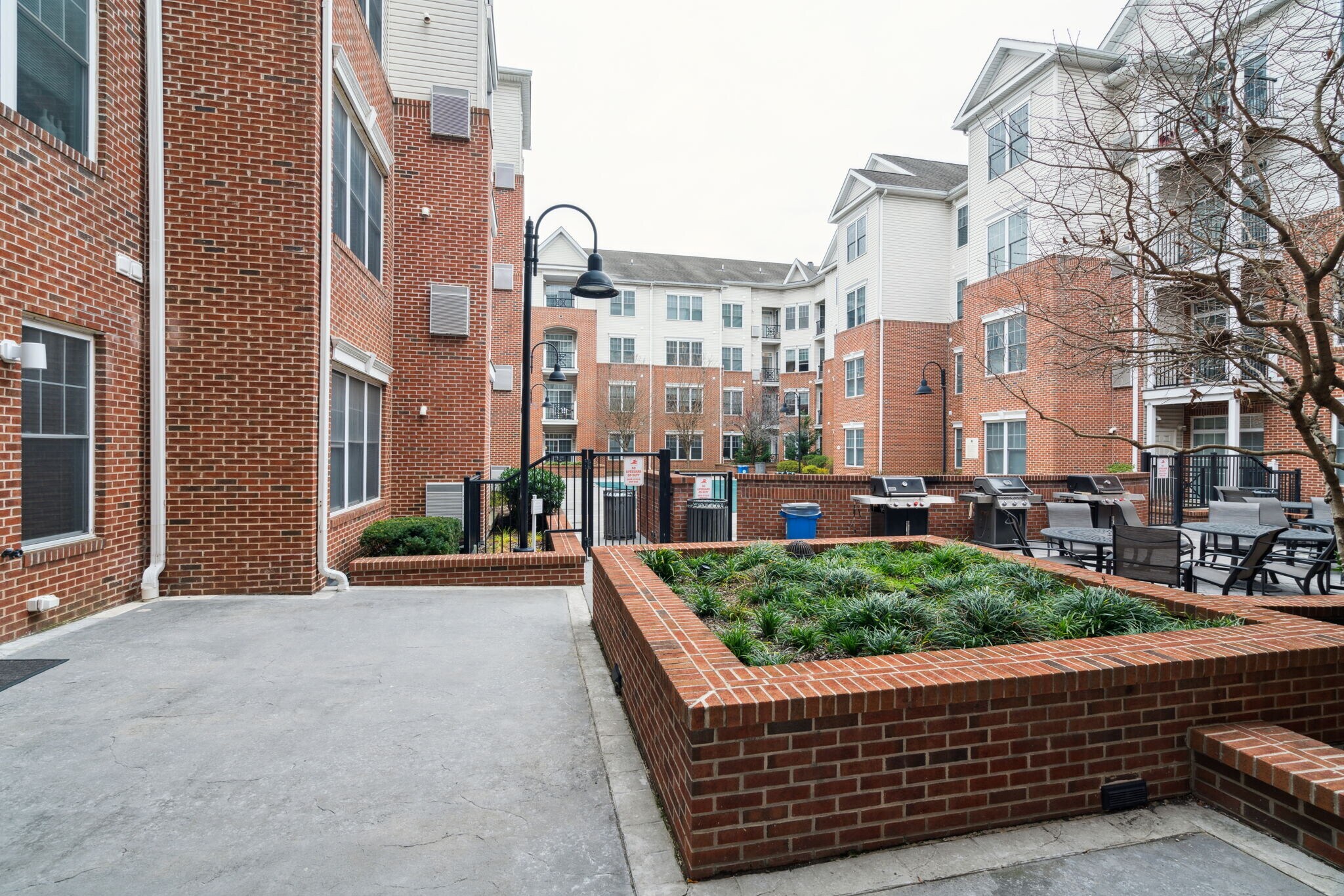 Building Photo - 300 W Elm St