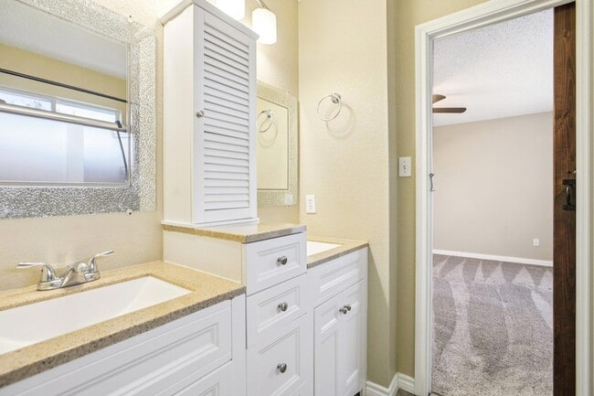 Building Photo - 1605 Lantern Light Dr