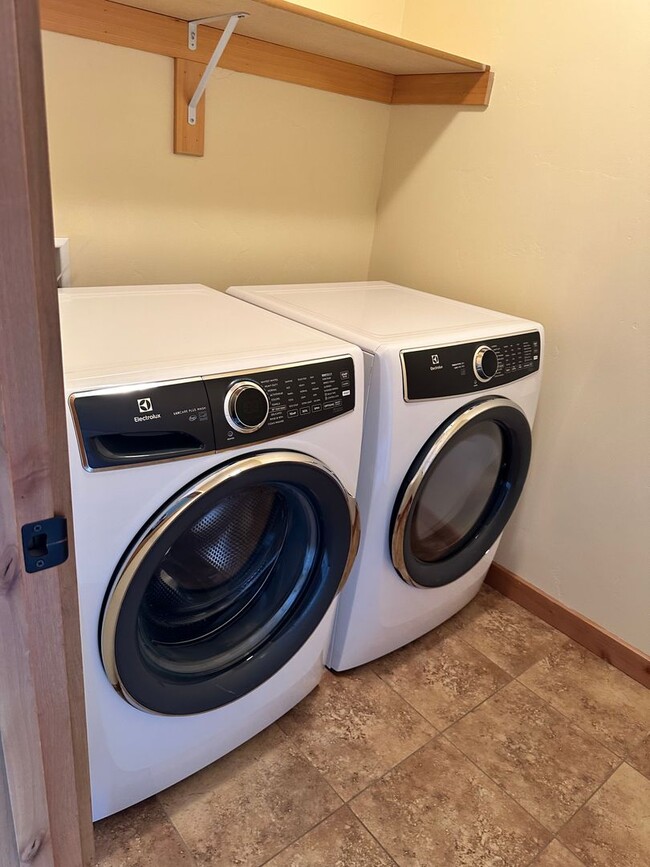 Building Photo - Large Beautiful Condo with Many Upgrades!!