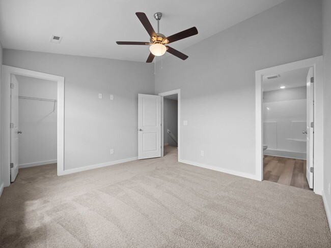 Building Photo - Large 3 story townhome near beach with community POOL and GYM!