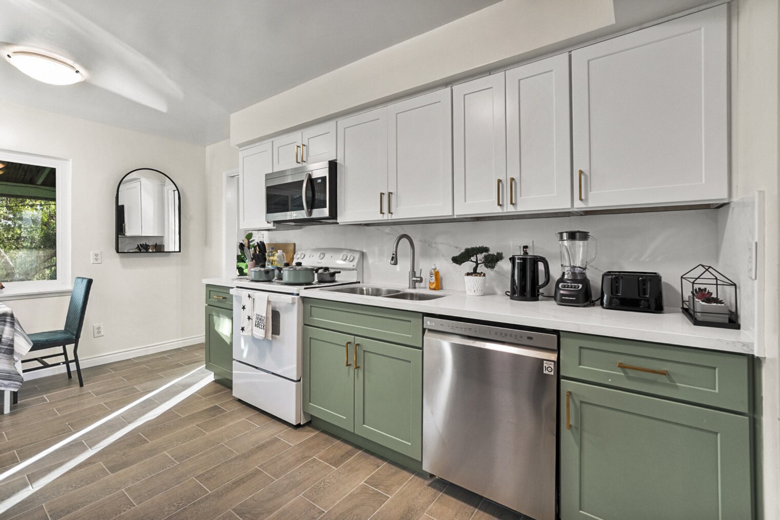 Building Photo - 4989 Randlett Dr