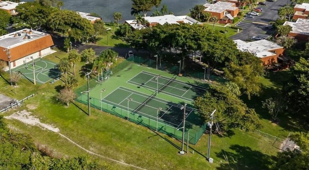 Building Photo - 11880 SW 13th Ct