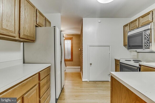 Building Photo - 1809 N Uhle St