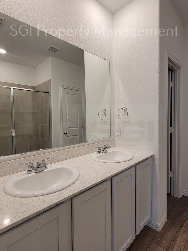 Building Photo - 3805 Thomas Plns Dr