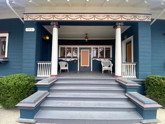 Building Photo - 744 Pine Ave