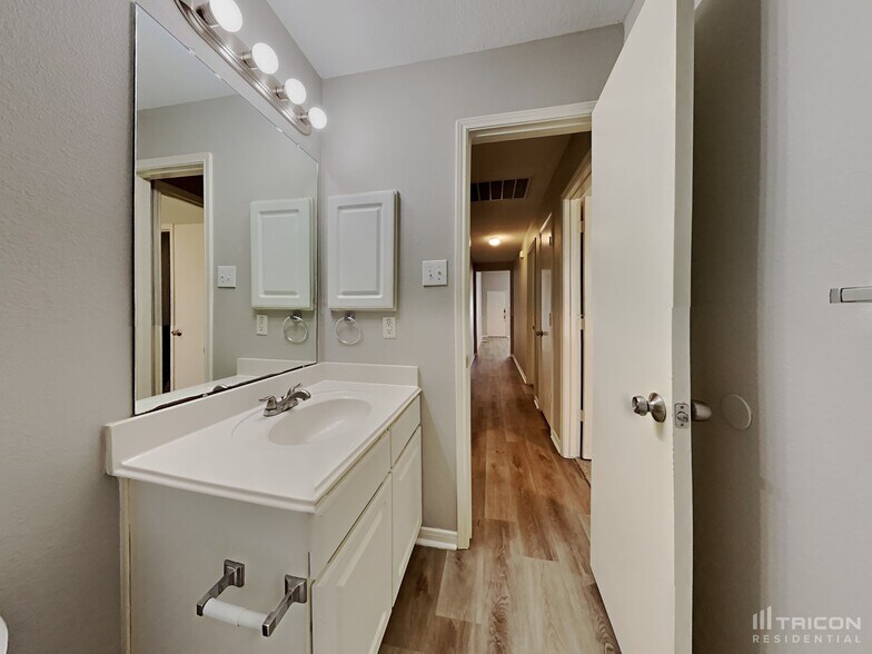 Building Photo - 18515 Knob Hill Lake Ln