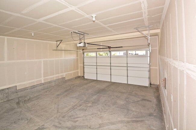 Building Photo - One of a Kind-3 Bedroom and 3 Bathroom Luxury Townhouse in Harris Ranch.