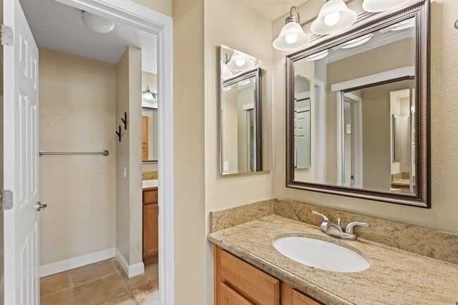 Building Photo - Gorgeous Condo in Folsom !