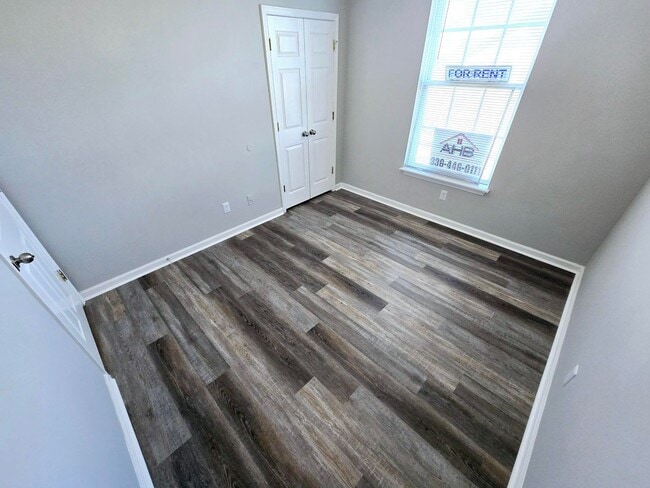 Building Photo - NEW LISTING: Stunning 3 Bed, 2 Bath Condo in Burlington!