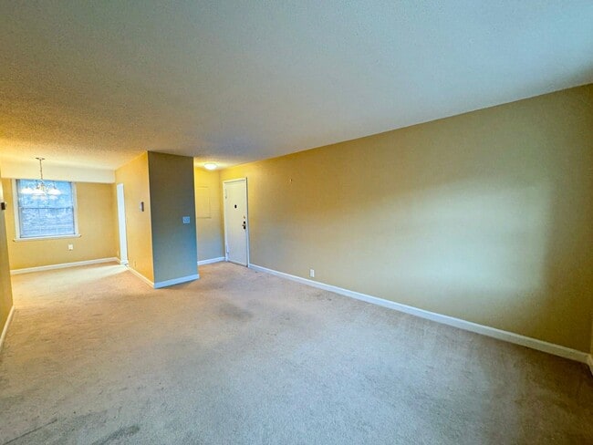 Building Photo - Charming 1 Bed 1 Bath Condo In Amenity-filled Fairlington Villages - Water Included