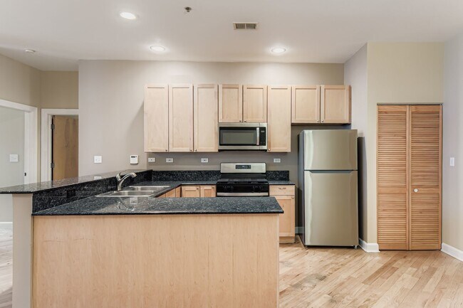 Building Photo - 3113 W Lawrence Ave