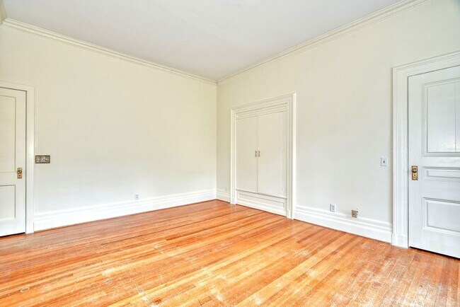 Building Photo - 987 East Ave