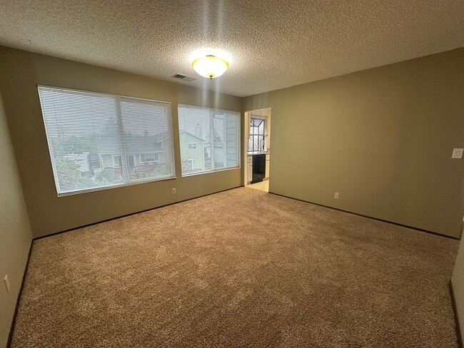 Building Photo - Three bedroom Clearview Circle Condo!
